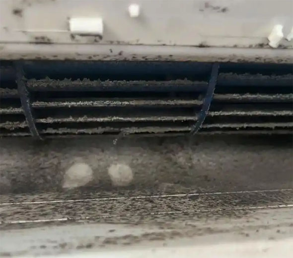 河口空调吹的风有股烧焦味是怎么回事